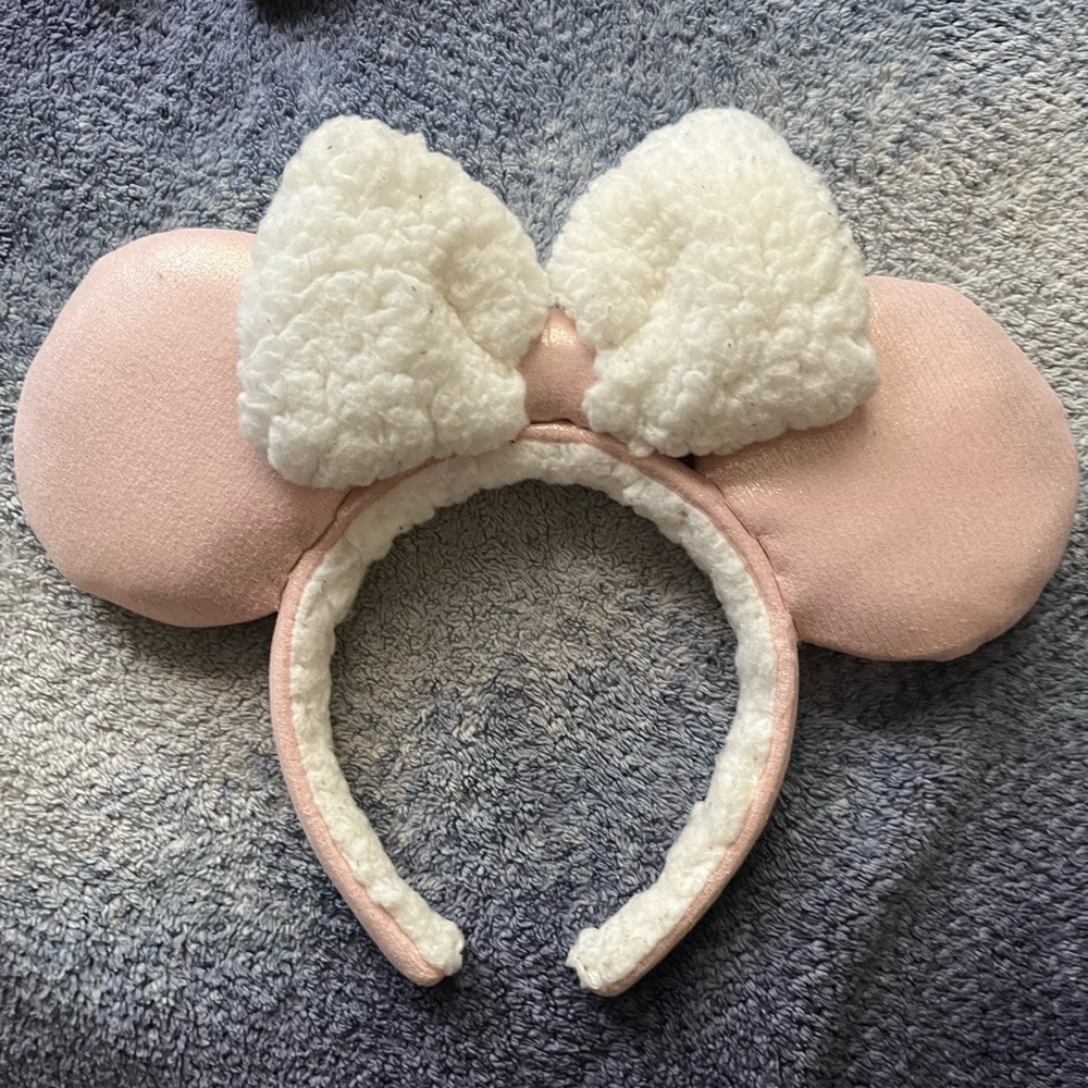 Disney Parks Minnie Mouse Icy Winter Ears headband.